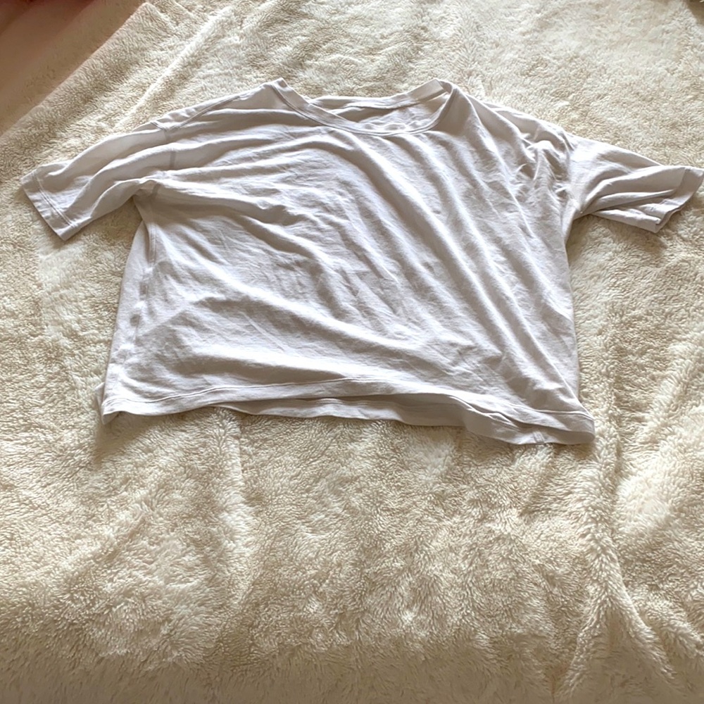 WHITE LULULEMON CROPPED TEE!!!!!! SIZE MEDIUM!!!!